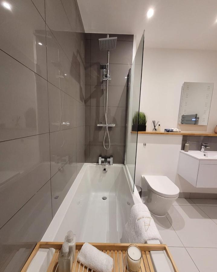 Luxury 1 Bed Apartment In The Centre Of Rochester Wainscot Экстерьер фото